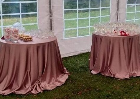 Šampano staliukas šampano apvalus staliukas rusva staltiese šampano taurės