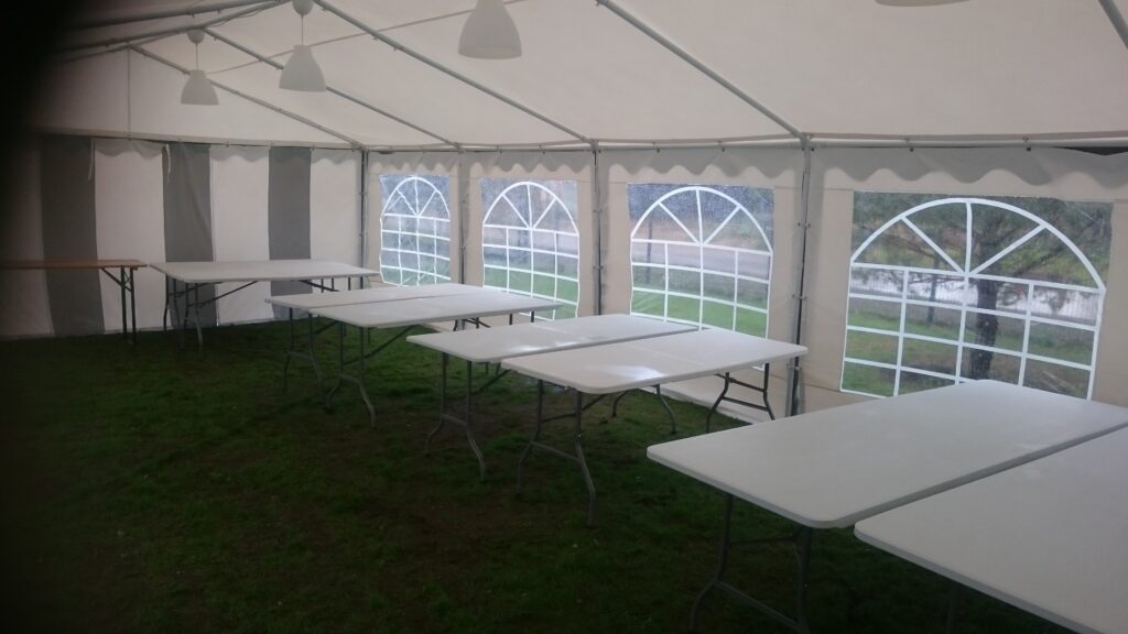 palapinės vidus su plastiko stalais palapinės vidus su plastiko stalais