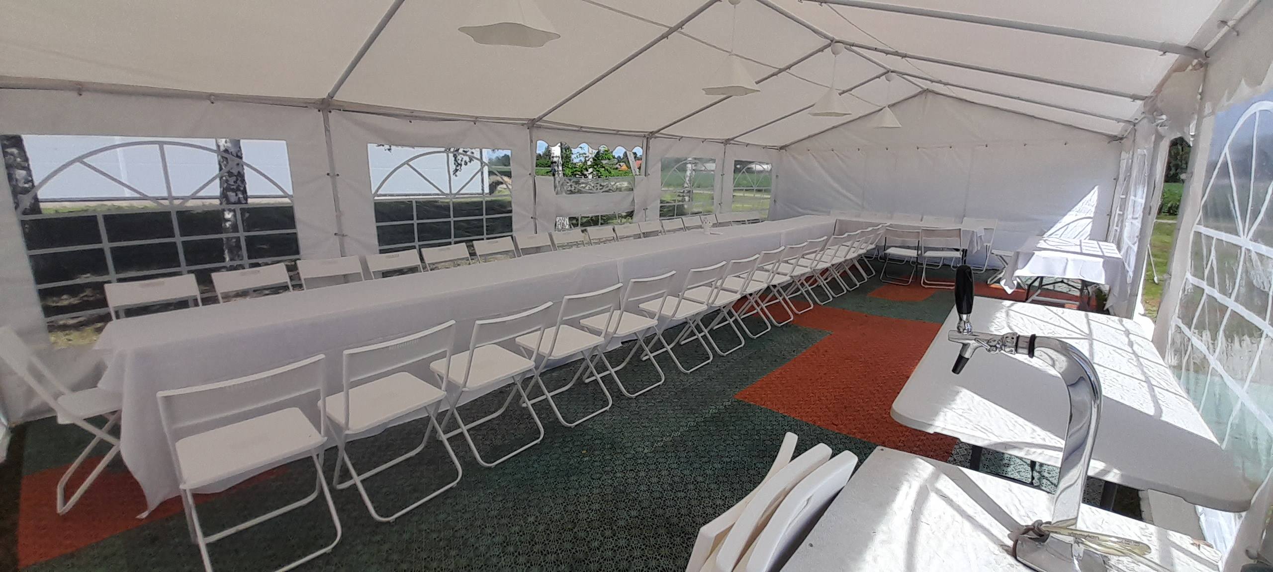 balta palapinė baltos kėdės